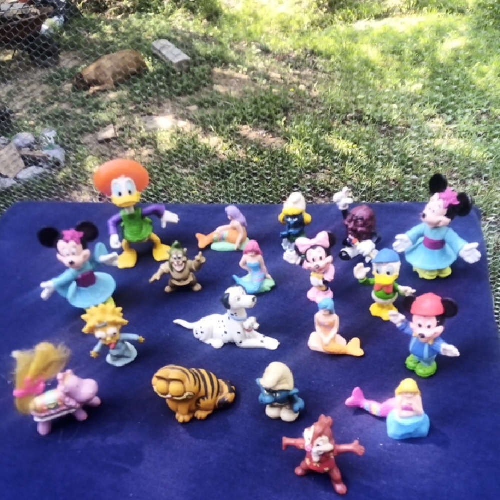 19 Colorful Cartoon Character Toy Set